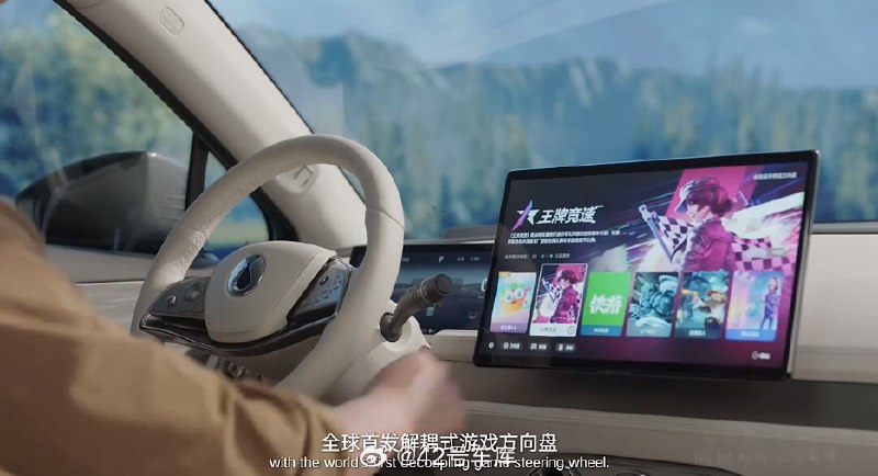 腾势 N8 的游戏模式可以实现方向盘和轮胎的解耦，也可以外接游戏手柄。配图