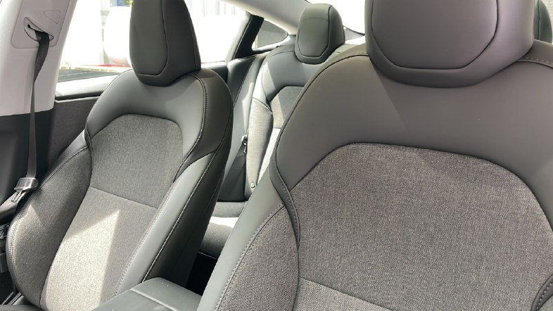 墨西哥那款超低配 Model 3 织物座椅实拍图。配图