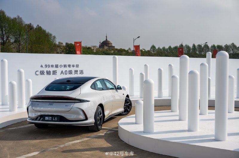 接下来，我们再来看看智己 L6 场地性能区的试驾感受。配图