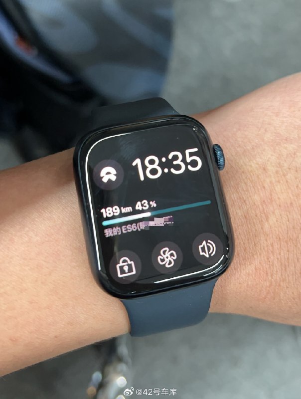 蔚来 iWatch 钥匙用了一段时间，但是实际使用频率并不高，主要是因为手表是通过网络信号解锁，在地库等信号不太好的地方延迟比较大，不像手机蓝牙响应那么快，偶尔会罚站。所以只有手上拿了东西，或者懒得掏手机才会去用一下。配图