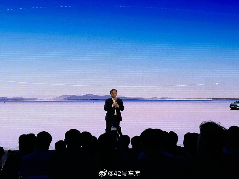 王传福来到地平线征程 6 发布现场。配图