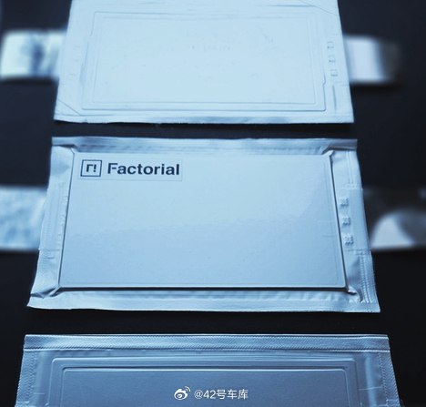梅赛德斯 - 奔驰与 Factorial 合作的固态电池预计在 2030 年前投产。配图