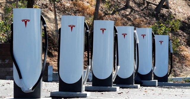 Kentucky mandates Tesla's charging plug for state-backed charging stations配图