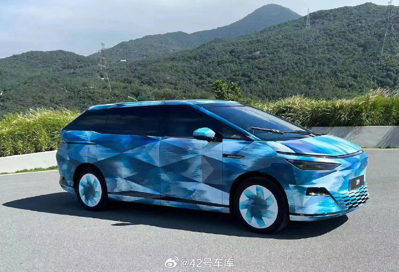 小鹏首款 MPV X9 谍照来了。配图