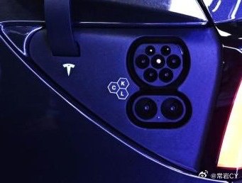 美国网友表示，根据产品手册，新款 Model 3 的高压电池即将做升级。配图