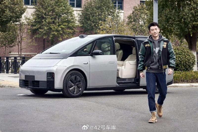 理想 Mega 加郑恺，这是在拍广告片么？配图