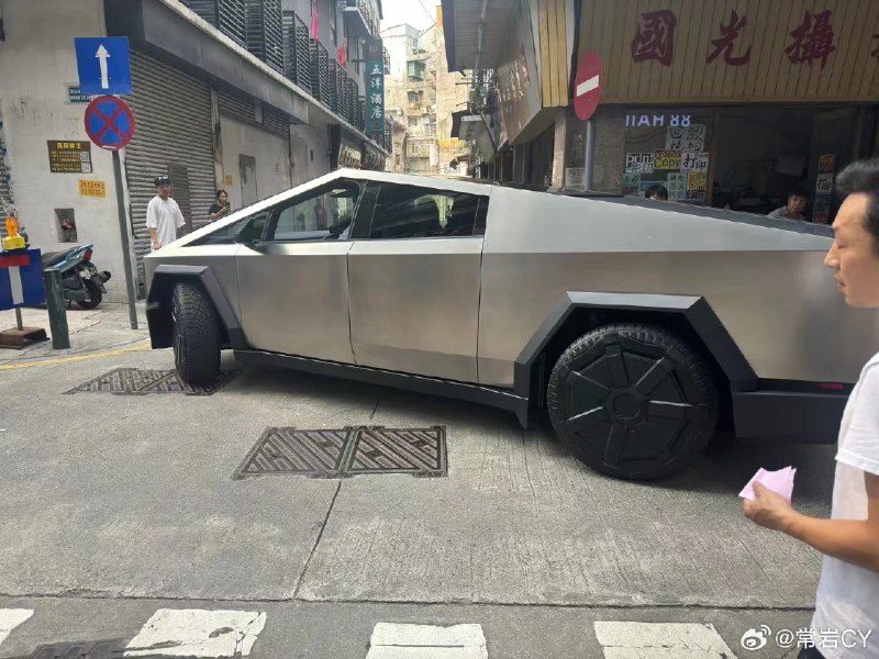 网传一辆Cybertruck 已经挂上澳门车牌在当地上路了，这才是大佬加真爱啊。配图