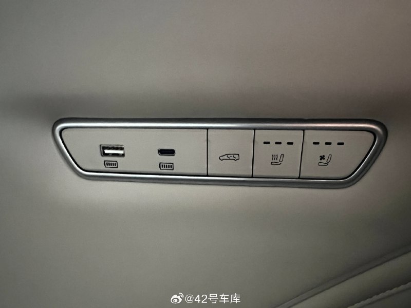高山行政加长版第三排配置基本到顶了，两个电动调节的独立座椅，标配座椅通风加热，配备 USB 和 Type - c 双接口，独立空调出风口。配图