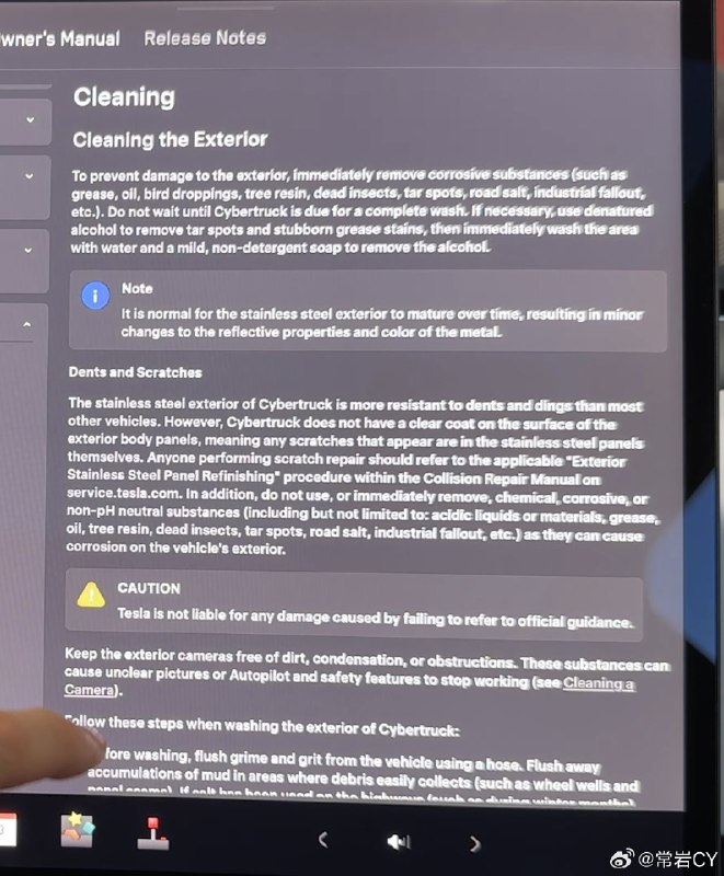 Cybertruck的不锈钢车身也会被腐蚀,需要及时维护。配图