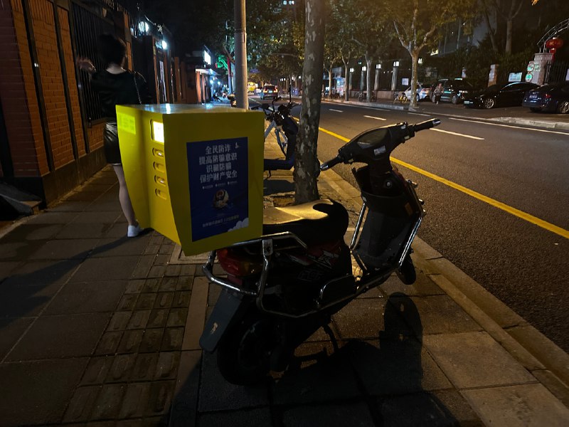 美团这个「移动充电柜」有点东西,打开了更多的使用场景和时段。加个壳子就可以,用低成本提高了销售效率。配图