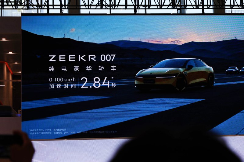 广州车展前，极氪说007是Model S的性能，Model 3的价格。配图