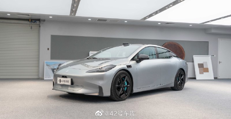 号称「年轻人第一台 GT 轿跑」的昊铂 Hyper 的上市发布会正在进行，你觉着最大的亮点是什么？配图