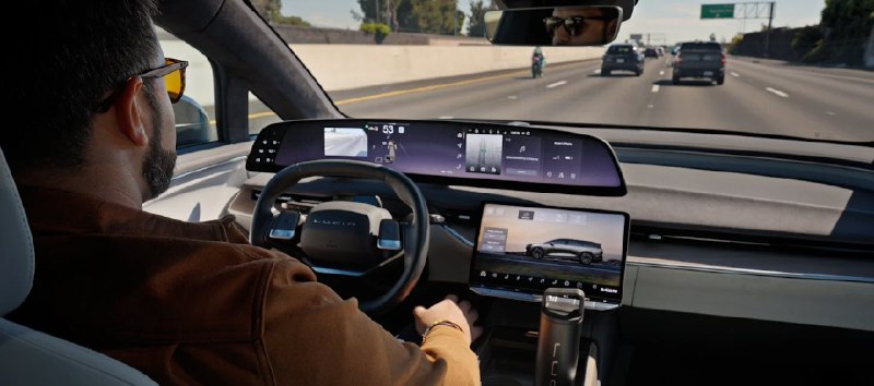 Lucid Gravity SUV 获 UX 3.6 免手驾驶更新配图