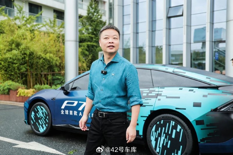 2024 年云栖大会上，何小鹏驾驶小鹏 P7+ 现身，引发了广泛关注。这辆伪装的P7+上标注了一行字：「全球首款AI汽车」。汽车如今已成为各类智能化技术的重要载体，甚至是「试验场」。配图