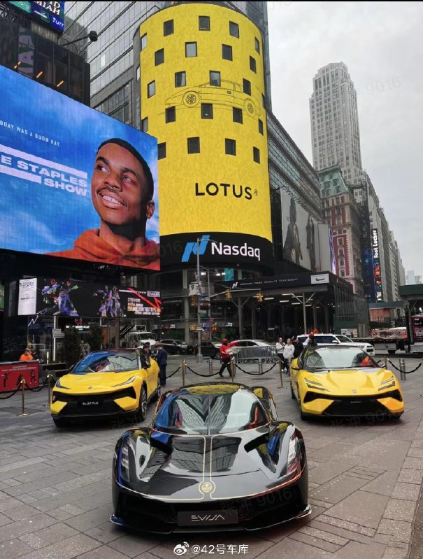 路特斯带着旗下三款纯电动车,在纳斯达克敲钟上市!股票代号 LOT。配图