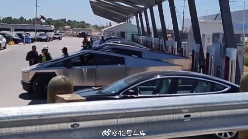 三台特斯拉 Cybertruck 在位于奥斯汀的生产工厂外的特斯拉超充站充电，新车甚至都已经上板车了。配图