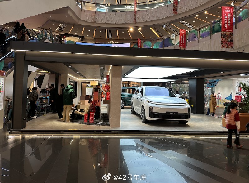 在理想的一家快闪店里看到他们专门做了一个拍全家福的区域。配图