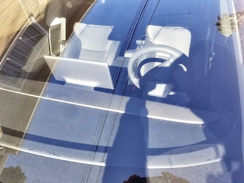 焕新版Model3性能版，仪表台疑似采用碳纤维材质。配图
