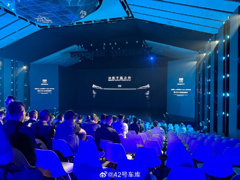 别克品牌日和全新 GL8 陆尊 PHEV 的发布会上,Momenta、禾赛、地平线的 CEO 都来到了现场,很好奇这次上汽通用以及别克会在在三家供应商上,有哪些新的合作进展。配图