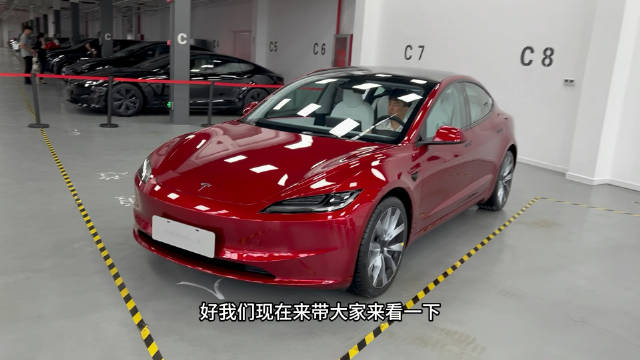 新款特斯拉 Model 3 实车初体验。配图