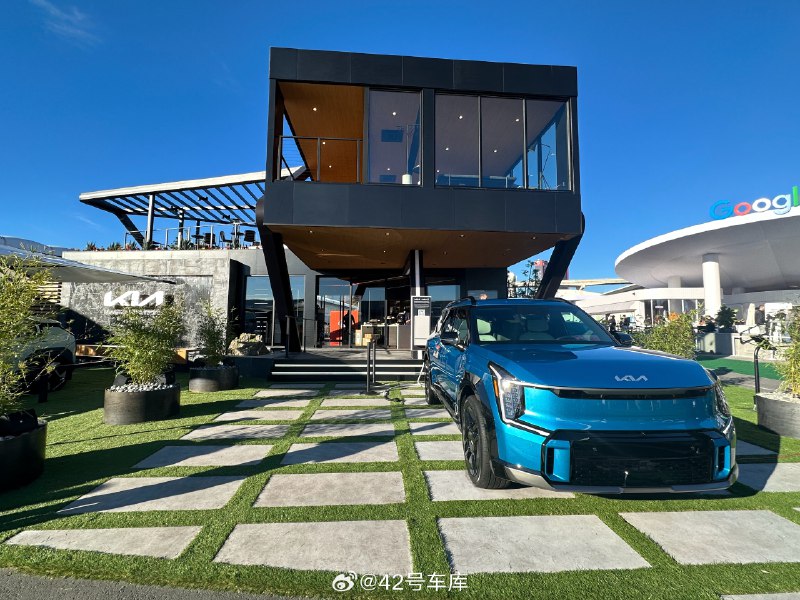 起亚在拉斯维加斯会展中心搭了一个展台，主要展示了它的 EV3 和 EV4 概念车。配图
