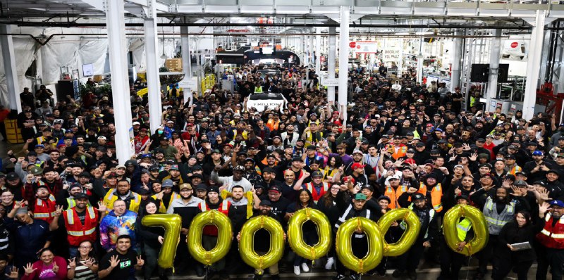 10月22日，特斯拉全球第700万辆电动车在弗里蒙特工厂下线🚗配图