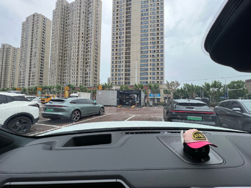 每到周日，家附近的换电站就迎来了高峰，前面还有三辆车，系统显示等待 23 分钟。配图