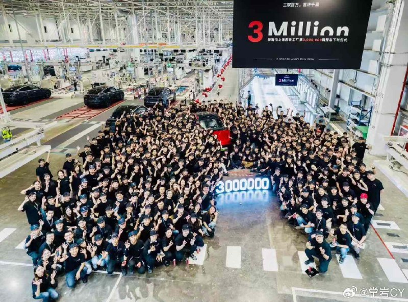 特斯拉上海超级工厂生产的第 300 万辆整车下线。配图