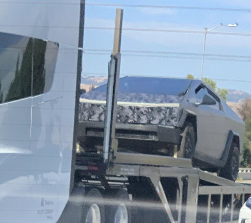 A different Cybertruck spotted on a Tesla Semi today with a partial dark digital camo front wrap.配图