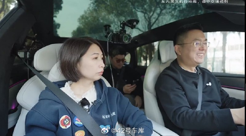 极越汽车 CEO 夏一平表示在极越 01 的产品定义初期就决定了使用 U 型方向盘,而且在那之前,夏一平还已经使用了 3 个月的特斯拉的 U 型方向盘。配图