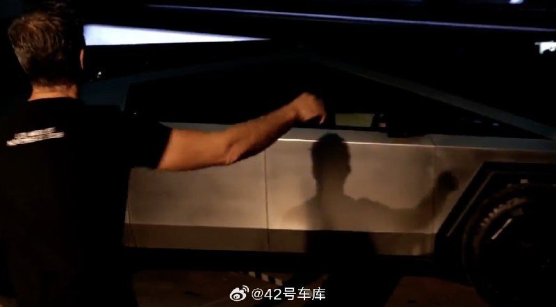 特斯拉再一次砸了 Cybertruck 的车窗，这一次 Cybertruck 的窗户安然无恙。配图