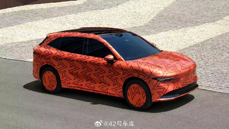 极氪代号为 CX1e 的纯电 SUV 谍照。配图