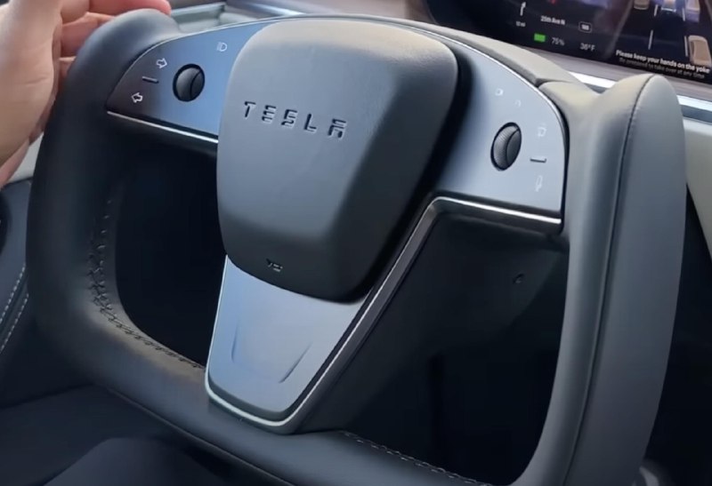 Model S/X 开始装配新方向盘了,主要改进有气囊喇叭以及给了摄像头调用快捷键。配图