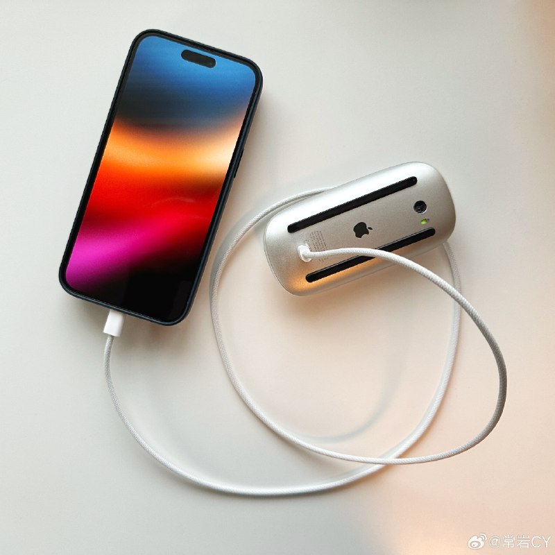 iPhone 15系列有了新能力：给你的Magic Mouse充电[doge]配图