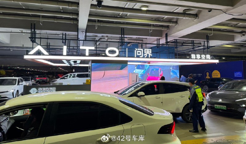 问界在虹桥机场建的「尊享空间」选址太好了，在多数打车的人会选择的 P6 长颈鹿层 4 号口，正好有辆 M5 开过来充电。配图