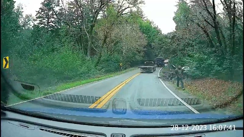 人类已知首例在街道上出现的Cybertruck交通事故的视频记录。 常岩CY的微博视频配图