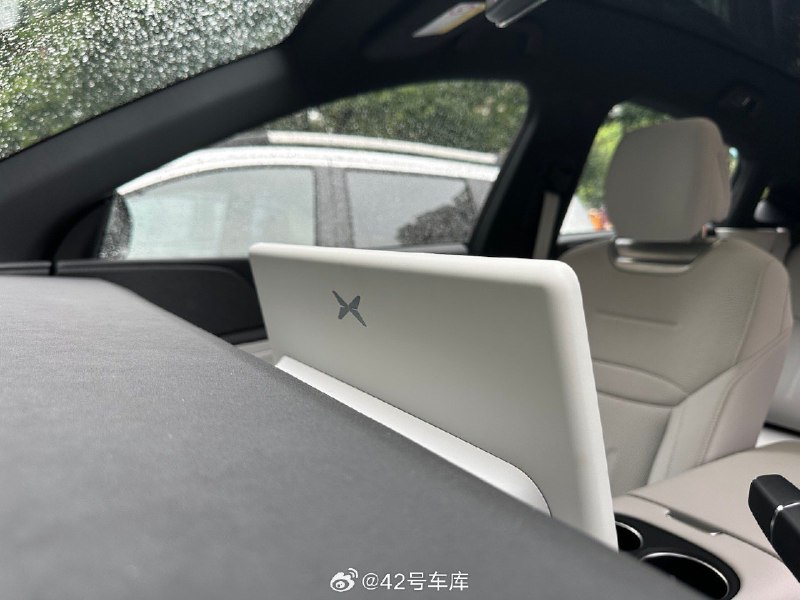 小鹏 G6 白色内饰的这块屏幕，真的深得我心，并且这个设计元素很熟悉，仿佛就在昨天见过，直到我拿出了苹果的磁吸电池，二者质感真的非常相似❤配图