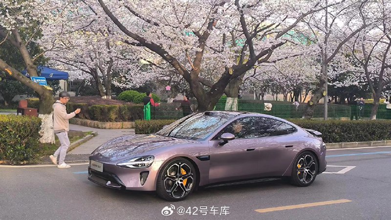 紫色的小米 SU7 你见过吗？配图