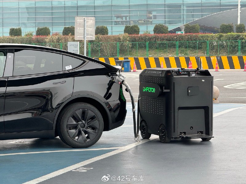 在服务区看见这个小玩意，这应该算是电车的“移动充电宝”，不限车位，拖过来就能充，看了一下需要 1.5 元/度，但没试过，不知道能跑到多少功率，有试过的朋友可以在评论区说一下。🤔配图