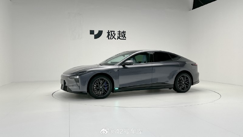 终于静态体验了极越 07，这真是一台外观设计很不错的纯电轿车，而且车内空间的实用性也在线。配图