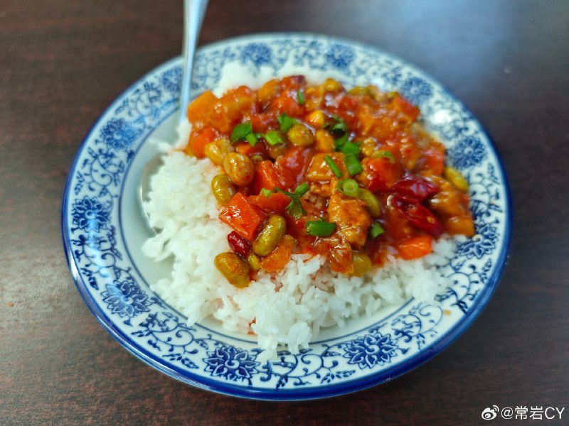 作为一名宫保鸡丁 KOL，我觉得这应该叫番茄毛豆鸡块……配图
