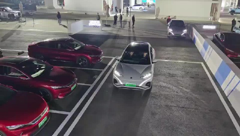 腾势 N7 正常自动泊车和断头路自动泊车。配图