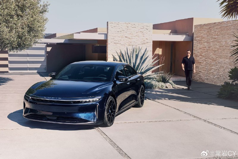 MKBHD (Marques Brownlee) 评价价值 25 万美元的 Lucid Air Sapphire：“如果现在让我每天驾驶世界上任何一辆电动汽车，并且它不可能是特斯拉，那就是这辆；它的驾驶性能实在是太好了，不选它不行。我看不出这辆车有什么缺点。它是世界上最好的轿车。”配图