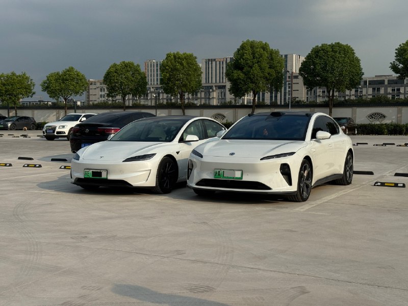 没放一起没感觉，ET5 比 Model 3 鼓了一整圈的感觉😂配图