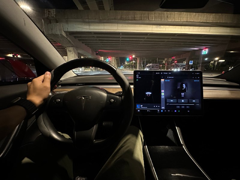 回来开着这台2018年的美版 Model 3 ，就有两个感叹：配图