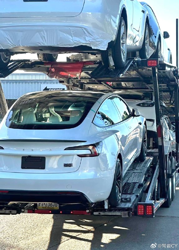 Fremont 工厂已经开始下线白外白内的全新 Model 3 Performance 了。配图