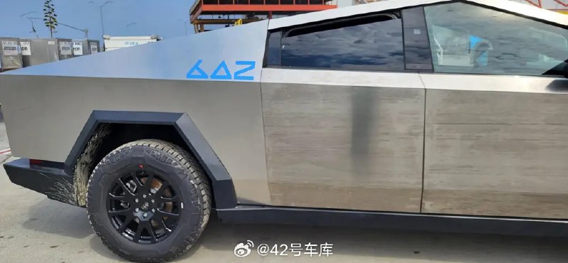 双电机版特斯拉 Cybertruck 的照片被晒出。配图