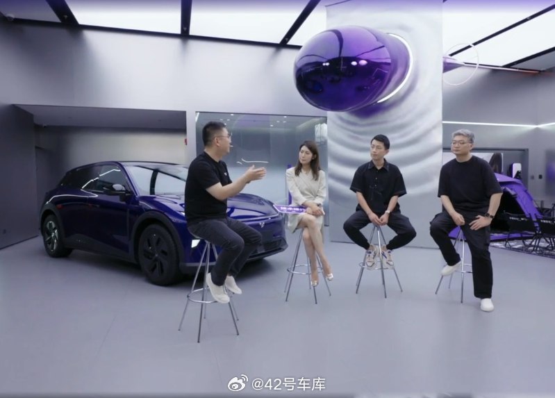 极越 01 支持车外语音对话，用户可以直接通过语音来从车外控制车辆，比如车外音响、泊出泊入车等。配图