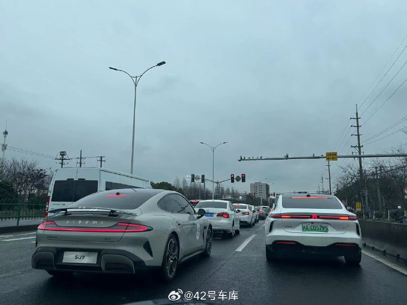 路遇飞凡 F7 和小米 SU7,这俩颜值你更喜欢哪个?配图