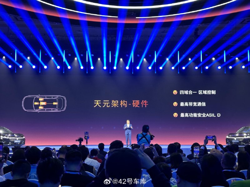 岚图明年将会推无图城市智驾功能，是为数不多的传统车企中，走得比较激进的。而且明年新车一发，就可以直接推，这点有点意想不到。配图